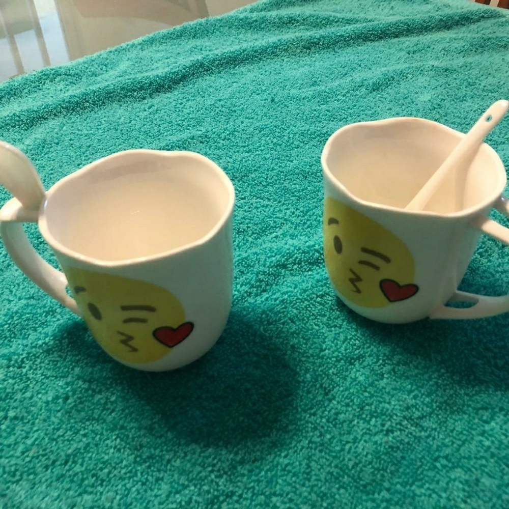 [NEW] Two Kissing Emoji Cups with 2 Spoon - Picture 3 of 8